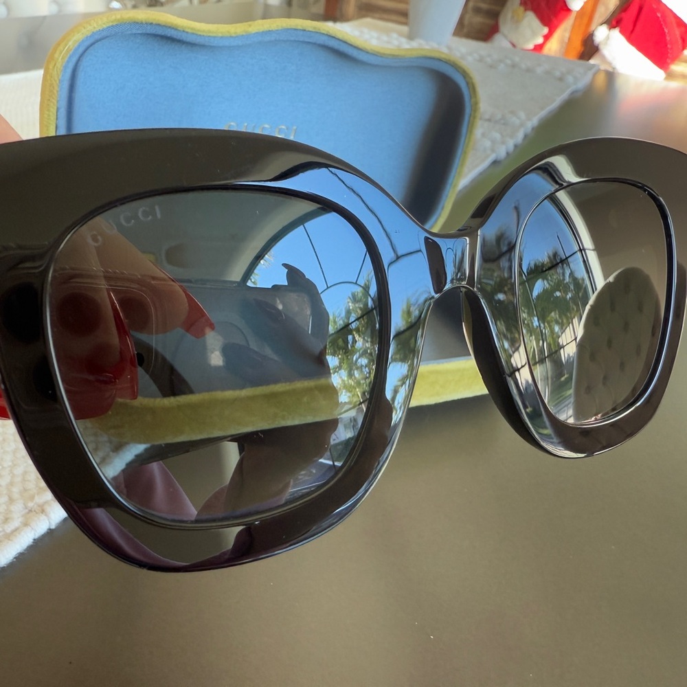 Gucci Black Cat-Eye Sunglasses with Gold GG Accents - Picture 8 of 11